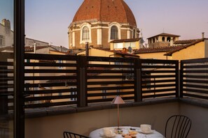 Outdoor dining - San Lorenzo Terrace Apartment (Florence)