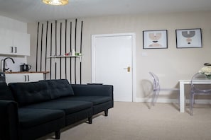 TV - Modern 2-Bedroom Stay for Families & Professionals Near Birmingham City Centre (Birmingham)