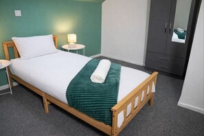 2 bedrooms, iron/ironing board, WiFi, bed sheets - Modern 2-Bedroom Stay for Families & Professionals Near Birmingham City Centre (Birmingham)