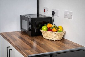 Microwave, oven, stovetop - Modern 2-Bedroom Stay for Families & Professionals Near Birmingham City Centre (Birmingham)