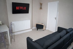 TV - Modern 2-Bedroom Stay for Families & Professionals Near Birmingham City Centre (Birmingham)