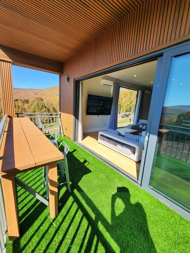 Modern Catskills Mountain Retreat with Rooftop Hot Tub on 22 Private Acres
