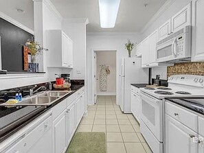 Jääkaappi, mikroaaltouuni, liesi, astianpesukone