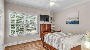 2 bedrooms, iron/ironing board, WiFi