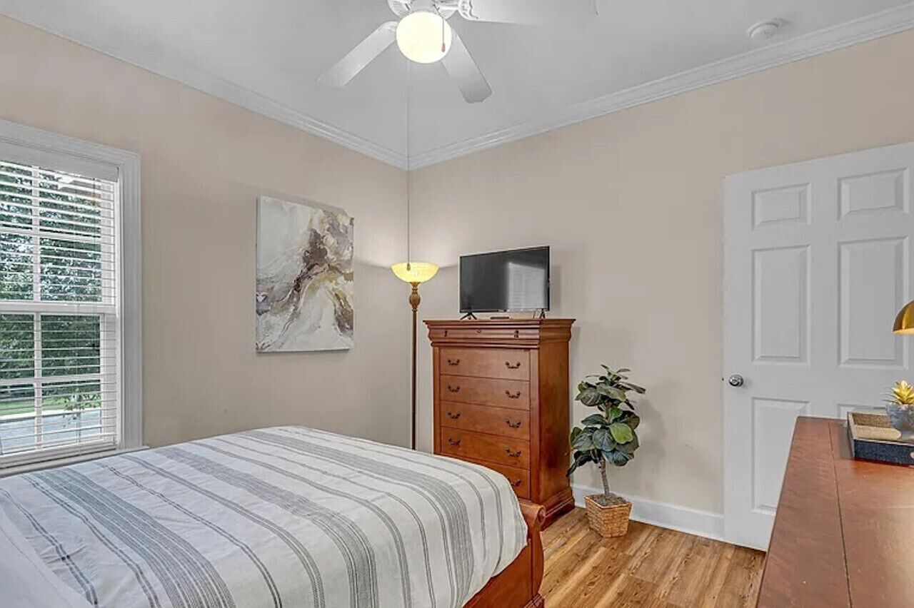 2 bedrooms, iron/ironing board, WiFi