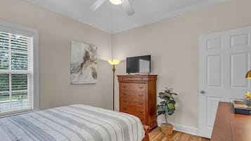 2 bedrooms, iron/ironing board, WiFi