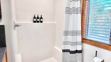 Douche, sèche-cheveux, serviettes fournies, savon