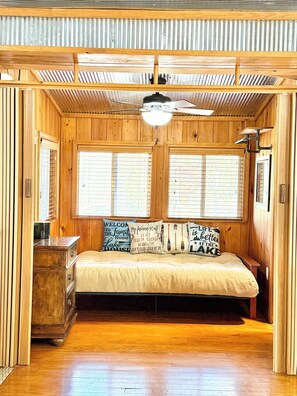 2 bedrooms, internet, bed sheets