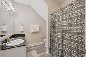 Hair dryer, towels, soap, toilet paper - 5 Min from Texas A&M University (College Station)