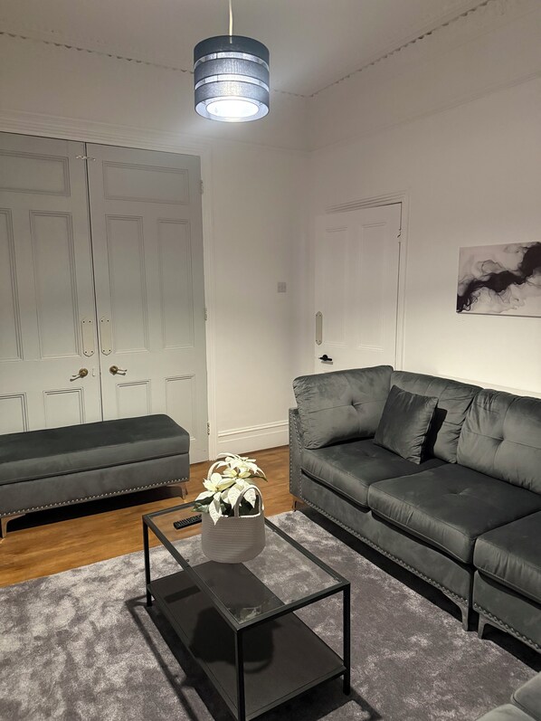 TV - Modern Comfort Meets Space – 5 Bedroom Home (London)