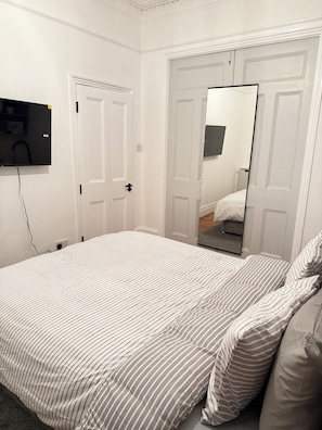 5 slaapkamers, een strijkplank/strijkijzer, wifi
