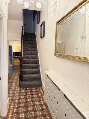 Interior - Modern Comfort Meets Space – 5 Bedroom Home (London)