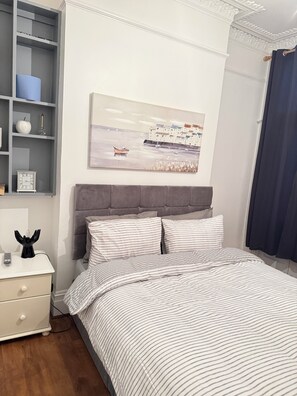 5 slaapkamers, een strijkplank/strijkijzer, wifi