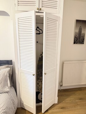 Iron/ironing board, WiFi - Modern Comfort Meets Space – 5 Bedroom Home (London)