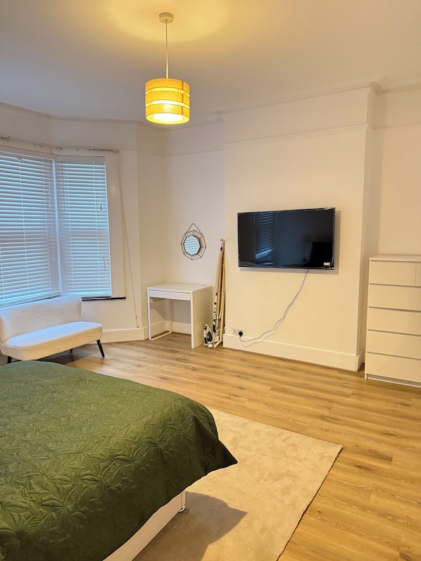 5 bedrooms, iron/ironing board, WiFi