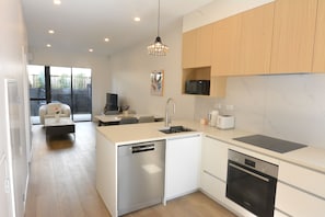 Køleskab, mikrobølgeovn, ovn, kogeplade