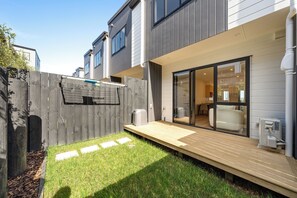 Terrace/patio - Family-Friendly New 3BR Townhouse | Gated Community & Secure Parking (Glen Eden)