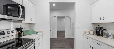 Refrigerador, microondas, placa de cocina, cafetera/tetera