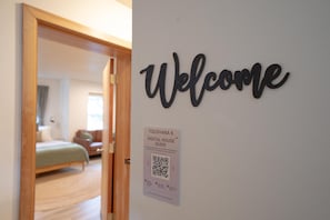 Tabla de planchar con plancha, wifi gratis, ropa de cama