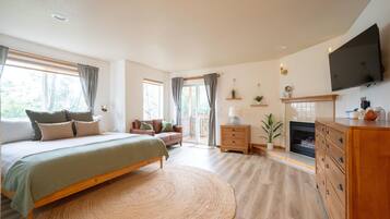 Een strijkplank/strijkijzer, reisbedje, gratis wifi, beddengoed