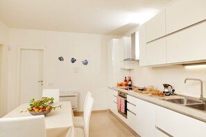 Refrigerador, microondas, horno y lavavajillas 