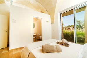 4 bedrooms, free WiFi - Modern 2-unit villa with heated pool and seaview (Leuca)