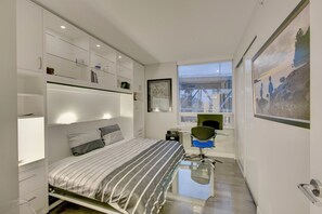 2 bedrooms, iron/ironing board, WiFi, bed sheets - LUXURY BEACH AVE 2 BED SUITE (Vancouver)