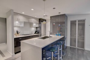 Private kitchen - LUXURY BEACH AVE 2 BED SUITE (Vancouver)