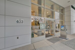 Exterior detail - LUXURY BEACH AVE 2 BED SUITE (Vancouver)
