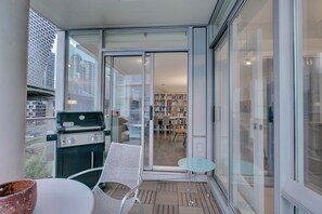 Outdoor dining - LUXURY BEACH AVE 2 BED SUITE (Vancouver)