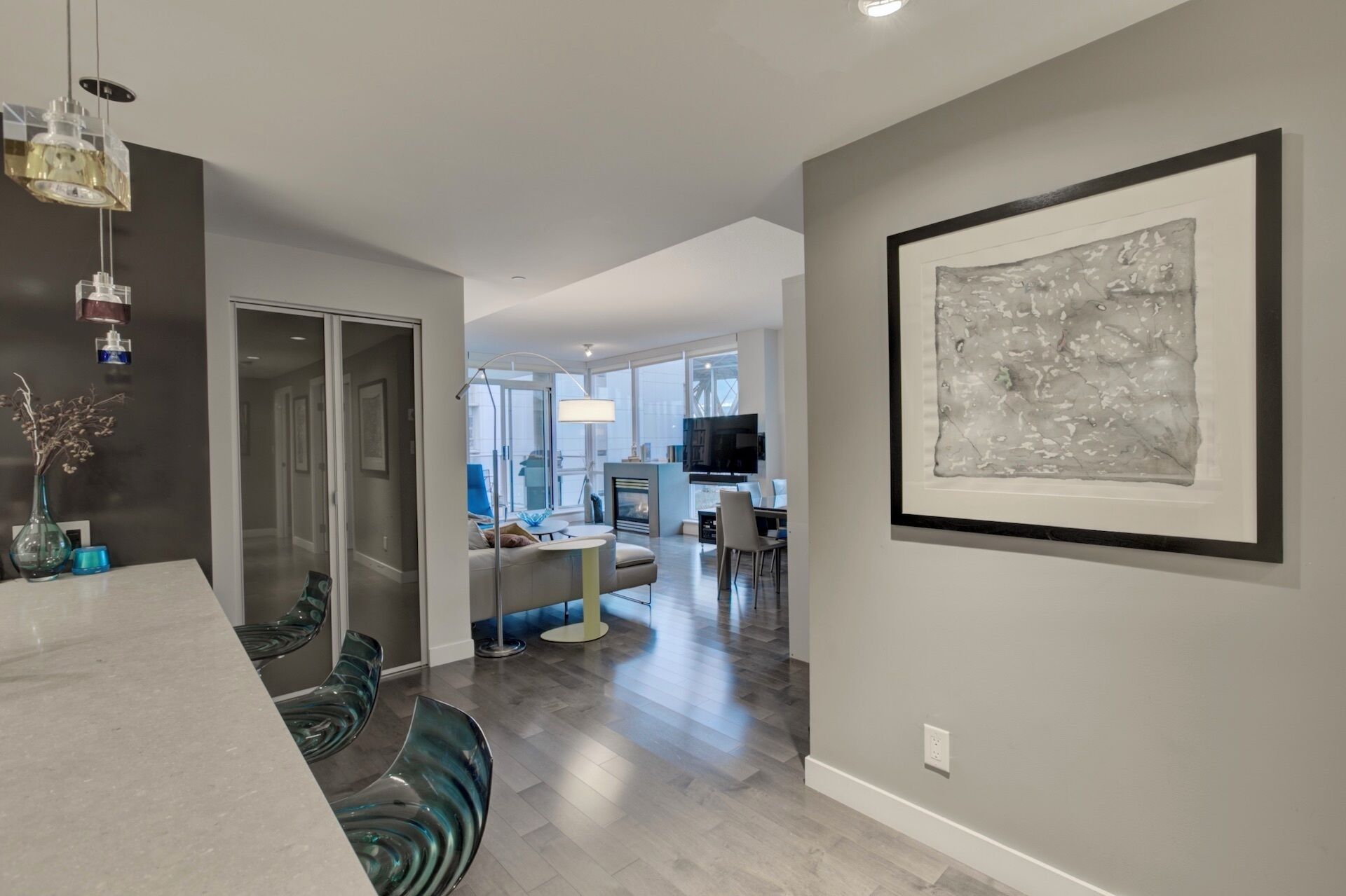 Luxury Beach Ave 2 Bed Suite - North Vancouver