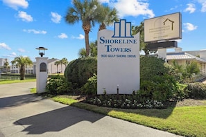 Property grounds - Shoreline Towers · Beachfront Condo | Pool, Sauna, Tennis & Gym (Destin)