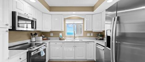 Refrigerador, horno, lavavajillas y cafetera y tetera