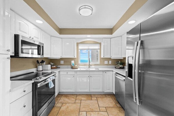 Fridge, oven, dishwasher, coffee/tea maker - Shoreline Towers · Beachfront Condo | Pool, Sauna, Tennis & Gym (Destin)
