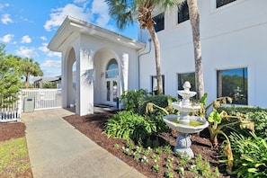 Terrace/patio - Shoreline Towers · Beachfront Condo | Pool, Sauna, Tennis & Gym (Destin)