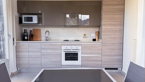Wasserkocher mit Kaffee-/Teezubehör, Kühlschrank, Mikrowelle, Ofen