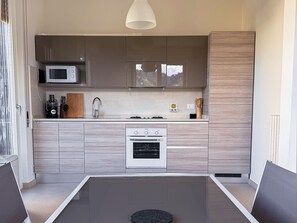 Wasserkocher mit Kaffee-/Teezubehör, Kühlschrank, Mikrowelle, Ofen