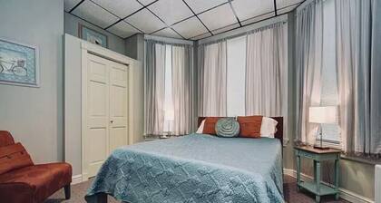 Spacious, Historic 6-bedroom Home next to Steelers/Pirates Stadiums