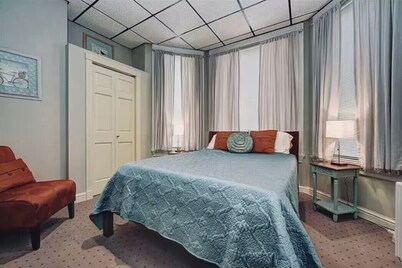 Spacious, Historic 6-bedroom Home next to Steelers/Pirates Stadiums