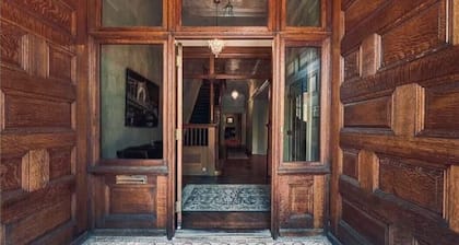Spacious, Historic 6-bedroom Home next to Steelers/Pirates Stadiums