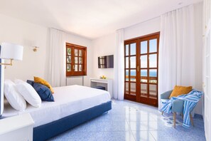 In-room safe, desk, iron/ironing board, travel cot - Seaview Luxury Villa with terrace, gym, jacuzzi, pool & bbq (Massa Lubrense)