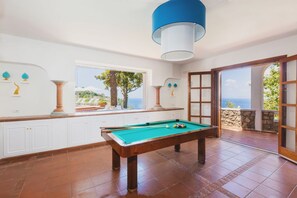 Games room - Seaview Luxury Villa with terrace, gym, jacuzzi, pool & bbq (Massa Lubrense)