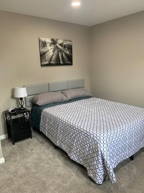 Tabla de planchar con plancha, wifi y ropa de cama 