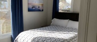 Wildlife retreat w/creek views within minutes from Metroparks!