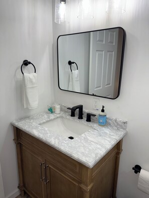 Handdukar, tvål och toalettpapper