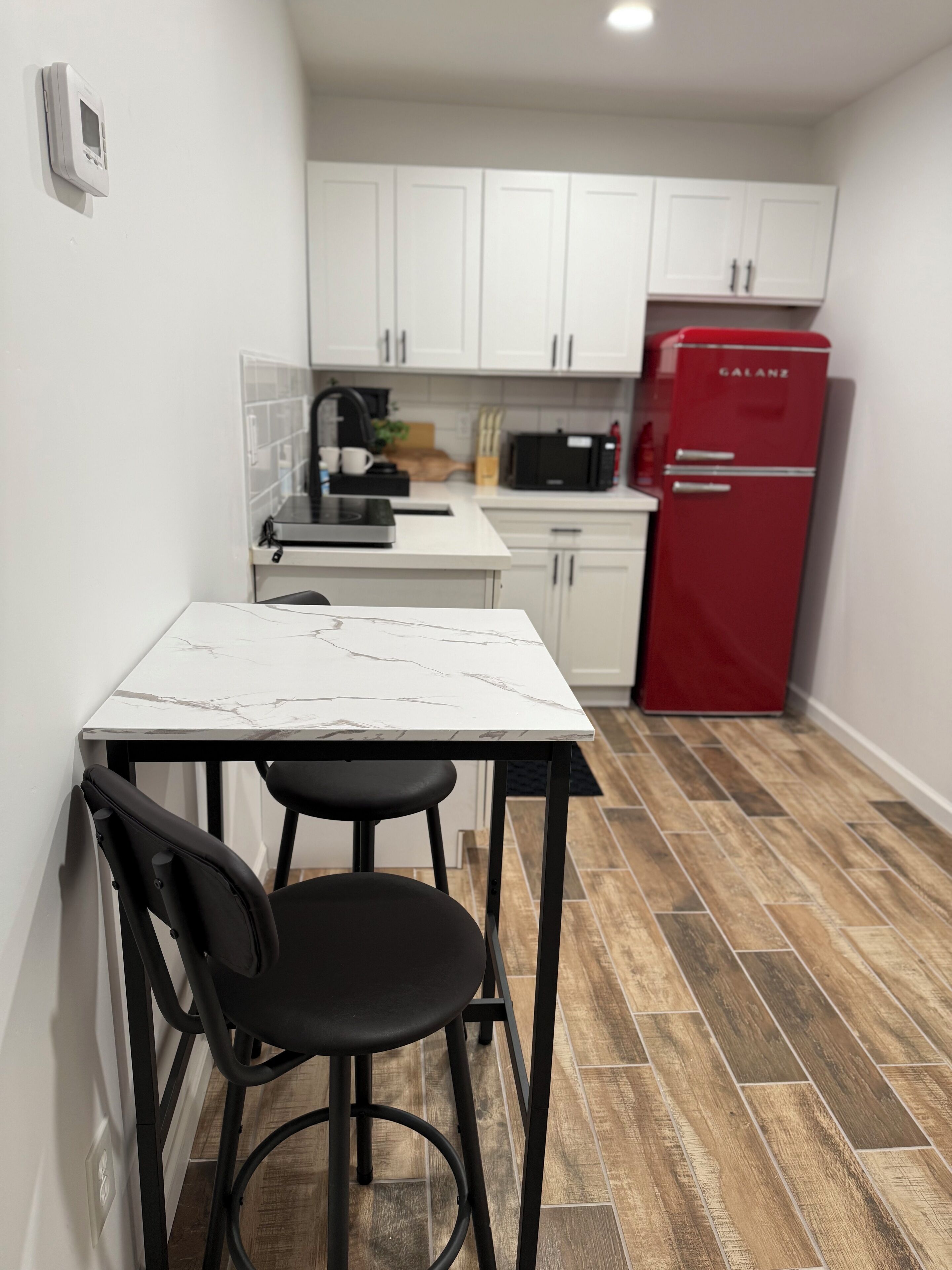 冷蔵庫、電子レンジ、コンロ、コーヒー / ティーメーカー