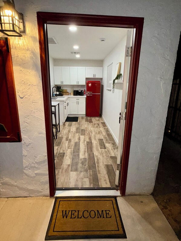 Réfrigérateur, four à micro-ondes, surface de cuisson, cafetière-théière