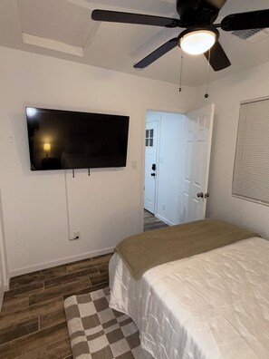 1 bedroom, free WiFi, bed sheets - Perfect 1-bedroom bungalow with AC in beautiful Mesa 1 mile from Cubs Stadium (Mesa)