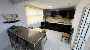 Réfrigérateur, batterie de cuisine, vaisselle et ustensiles