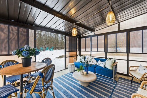 Designer 5BR Retreat, 4 Min Drive to Beach, Hot Tub, Family Friendly